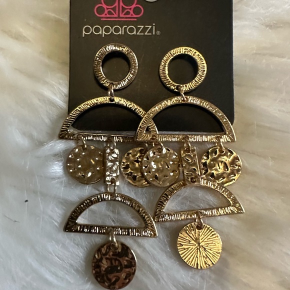 💥10/$10 Paparazzi Gold Statement Earrings - Picture 1 of 3